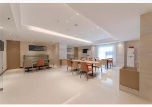 ein großes Esszimmer mit einem Tisch und Stühlen in der Unterkunft City Comfort Inn Xuzhou High-speed Railway Station 2nd Hospital East Hospital in Xuzhou