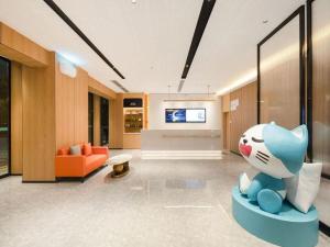 un hall d'entrée avec une statue de chat au milieu d'une pièce dans l'établissement City Comfort Inn Hechi Yizhou Erqiao, à Qingyuan