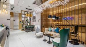 eine Lobby mit einem Sofa und Stühlen in einem Geschäft in der Unterkunft City Comfort Inn Zhaoqing Qixingyan Yihua Plaza Agile City in Zhaoqing