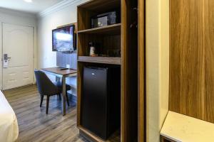 Kuchyň nebo kuchyňský kout v ubytování Rodeway Inn Carlsbad