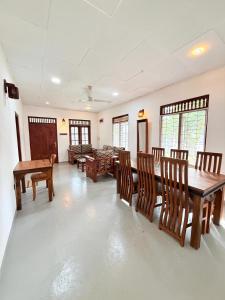 Una sala de estar con una mesa y sillas de madera. en Dushan's House, en Ahangama 13 fotos más