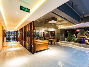 eine Hotellobby mit einem Pool und einem Restaurant in der Unterkunft James Joyce Coffetel· Chengdu Shuangliu Airport Haibing City Wanda in Chengdu
