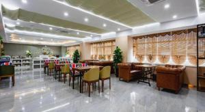ein Restaurant mit Tischen und Stühlen in einem Raum in der Unterkunft James Joyce Coffetel· Chengdu Shuangliu Airport Haibing City Wanda in Chengdu