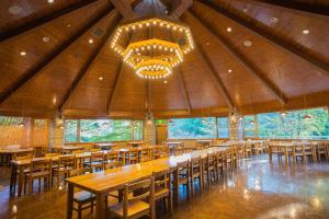 a large dining room with wooden tables and chairs at BUB RESORT Yatsugatake in Hokuto