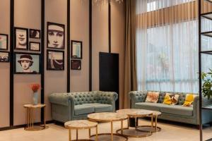 ein Wohnzimmer mit zwei Sofas und einem Tisch in der Unterkunft Xana Hotelle Nanchang Xinhongcheng Grand Market Metro Station in Taohua