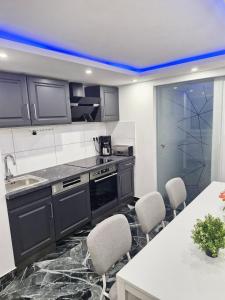 a kitchen with black cabinets and a table and chairs at Ferienwohnung in Büdingen in Büdingen
