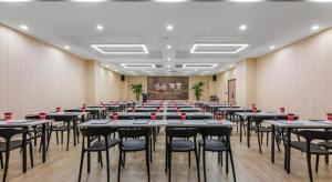 une grande chambre avec des tables et des chaises. dans l'établissement Han Hotel Meisu Xi'an Longshouyuan Shenglong Plaza, à Xi'an