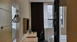 ein Schlafzimmer mit einem Bett, einem Fernseher und einem Fenster in der Unterkunft City Comfort Inn Changsha Xiangya Affiliated 2nd Hospital Yuanjialing Metro Station in Changsha + 176 Fotos