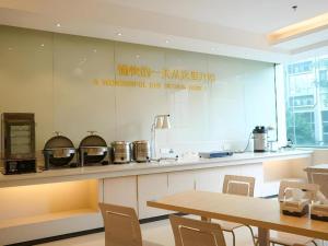 Příslušenství pro přípravu čaje a kávy v ubytování City Comfort Inn Dongguan Shilong Huixing Commercial Center