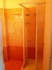 シルヴィ・マリーナにあるApartment A - Green Marineのバスルーム(ガラスドア付きのシャワー付)