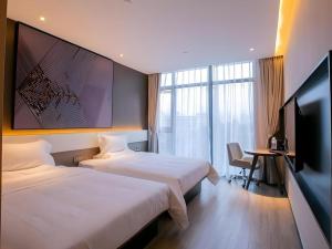 Postel nebo postele na pokoji v ubytování IU Hotel Suizhou Shunjing Avenue Passenger Transportation Center