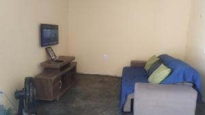 Televiisor ja/või meelelahutuskeskus majutusasutuses Hospedagem Tia Dete