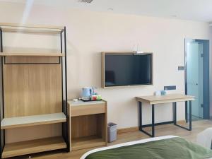 TV a/nebo společenská místnost v ubytování GreenTree Inn Express Xuzhou Pizhou Tiefu Town Bus station.