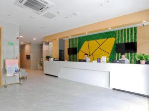 eine Lobby eines Krankenhauses mit einer Rezeption in der Unterkunft Vatica Hotel Hefei Yaohai Longgang Subway Station in Hefei