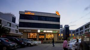 舍地金色之景酒店的停车场里停着汽车的建筑物