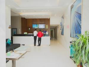 zwei Personen stehen in der Lobby eines Krankenhauses in der Unterkunft City Comfort Inn Nanchang Bayi Square Metro Station Wushang in Nanchang