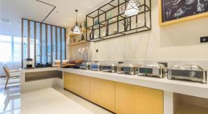 eine Küche mit einer Theke mit mehreren Toastern in der Unterkunft City Comfort Inn Kunshan Development Zone Penglang Xinxing Middle Road in Penglang