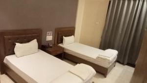 Ένα ή περισσότερα κρεβάτια σε δωμάτιο στο Hotel Atharva