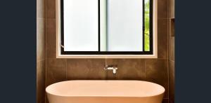 ein Badezimmer mit Waschbecken und Fenster in der Unterkunft Sunnybank Station 5B Family Stay in Brisbane