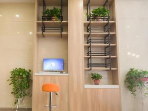 TV a/nebo společenská místnost v ubytování Green Tree Inn Express Hefei Yungu Road Linhu Community