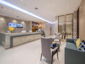 eine Lobby mit einer Bar mit Stühlen und einer Couch in der Unterkunft City Comfort Inn Wuzhou Xijiang Thrid Bridge in Cangwu