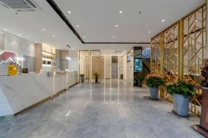 eine leere Lobby eines Ladens mit Topfpflanzen in der Unterkunft Borrman Hotel Hefei Yaohai Wanda Linquan East Road in Hefei