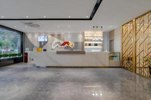 eine Lobby eines Ladens mit einer Theke darin in der Unterkunft Borrman Hotel Hefei Yaohai Wanda Linquan East Road in Hefei