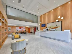 eine Lobby mit einem großen Bildschirm in einem Gebäude in der Unterkunft Green Tree Inn Express Zhejiang Zhoushan Xincheng Zheda in Zhoushan