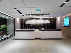 eine Lobby mit Rezeption in einem Gebäude in der Unterkunft Green Tree Inn Xuzhou Tongshan Wanda Plaza Yuquanhe Metro Station in Chapeng