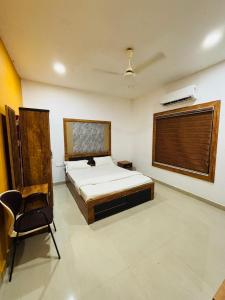 Una cama o camas en una habitación de Ashirvad Avenue
