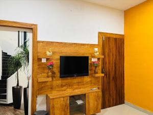 Una televisión o centro de entretenimiento en Ashirvad Avenue