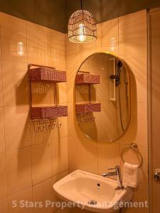 ein Badezimmer mit Waschbecken und Spiegel in der Unterkunft Boho-Vibes with Soft Beds, Cozy Balconies and Sport equipment in Haad Pleayleam + 24 Fotos