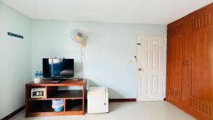 Lucky One Guesthouse في شاطيء باتونغ: غرفة معيشة فيها تلفزيون وباب +19 صورة