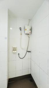 Lucky One Guesthouse في شاطيء باتونغ: حمام مع دش في جدار من البلاط الأبيض