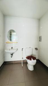 Lucky One Guesthouse في شاطيء باتونغ: حمام مع مرحاض ومغسلة