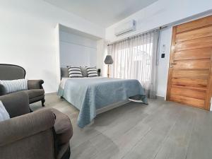 Schlafzimmer mit einem Bett und einer Holztür in der Unterkunft Vivi la comodidad de una casa pensada para vos in Diamante