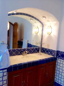 W łazience znajduje się umywalka i lustro. w obiekcie Las Alamedas w mieście Guanajuato