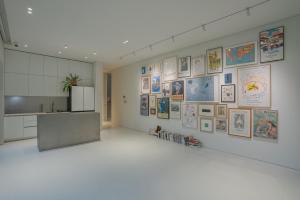 ein Zimmer mit einer Wand voller Bilder an der Wand in der Unterkunft prenom in Paju