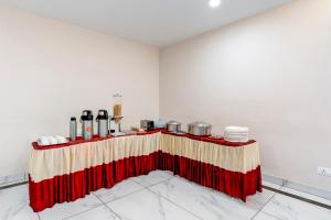 una mesa en una habitación con un mantel rojo y blanco en Treebo Sea Heights, en Kākināda