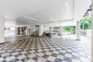 una motocicleta estacionada en medio de un edificio en Treebo Sea Heights, en Kākināda