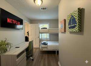 Fotografie z fotogalerie ubytování King Bed Soaking tub, Yard with Screen Patio, Near ATL v destinaci Tucker