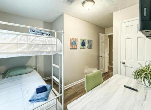 Fotografie z fotogalerie ubytování King Bed Soaking tub, Yard with Screen Patio, Near ATL v destinaci Tucker