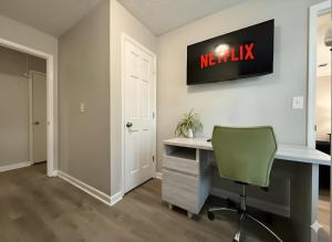 Fotografie z fotogalerie ubytování King Bed Soaking tub, Yard with Screen Patio, Near ATL v destinaci Tucker + 40 fotografií