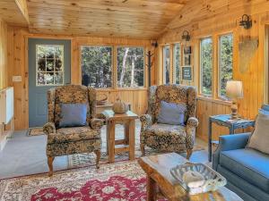 ein Wohnzimmer mit zwei Stühlen und einer Couch in der Unterkunft The Rosewood home in Bomoseen