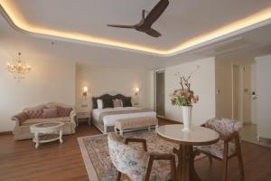 Postel nebo postele na pokoji v ubytování Mayfair Suites