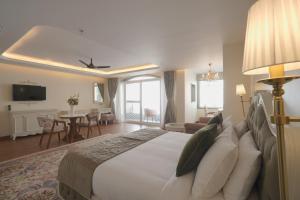 Postel nebo postele na pokoji v ubytování Mayfair Suites