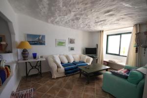 Televízia a/alebo spoločenská miestnosť v ubytovaní House Cueva del Mar
