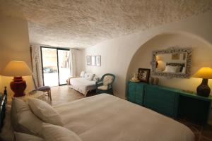 Posteľ alebo postele v izbe v ubytovaní House Cueva del Mar