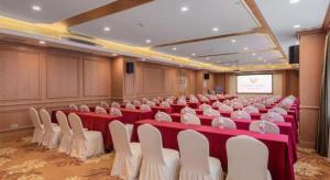 a conference room with red and white tables and chairs at Vienna Hotel Ganzhou Economic Development Zone 1st Hospital West High-Speed Railway Station in Ganzhou