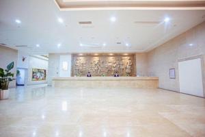 a large room with a lobby with a marble floor at Vienna Hotel Shandong Zaozhuang Qingtan Road in Zaozhuang